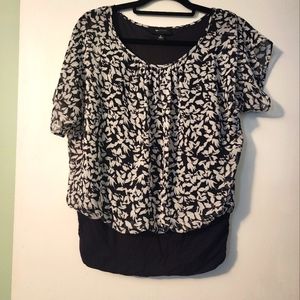 Black and white flower shirt sz small